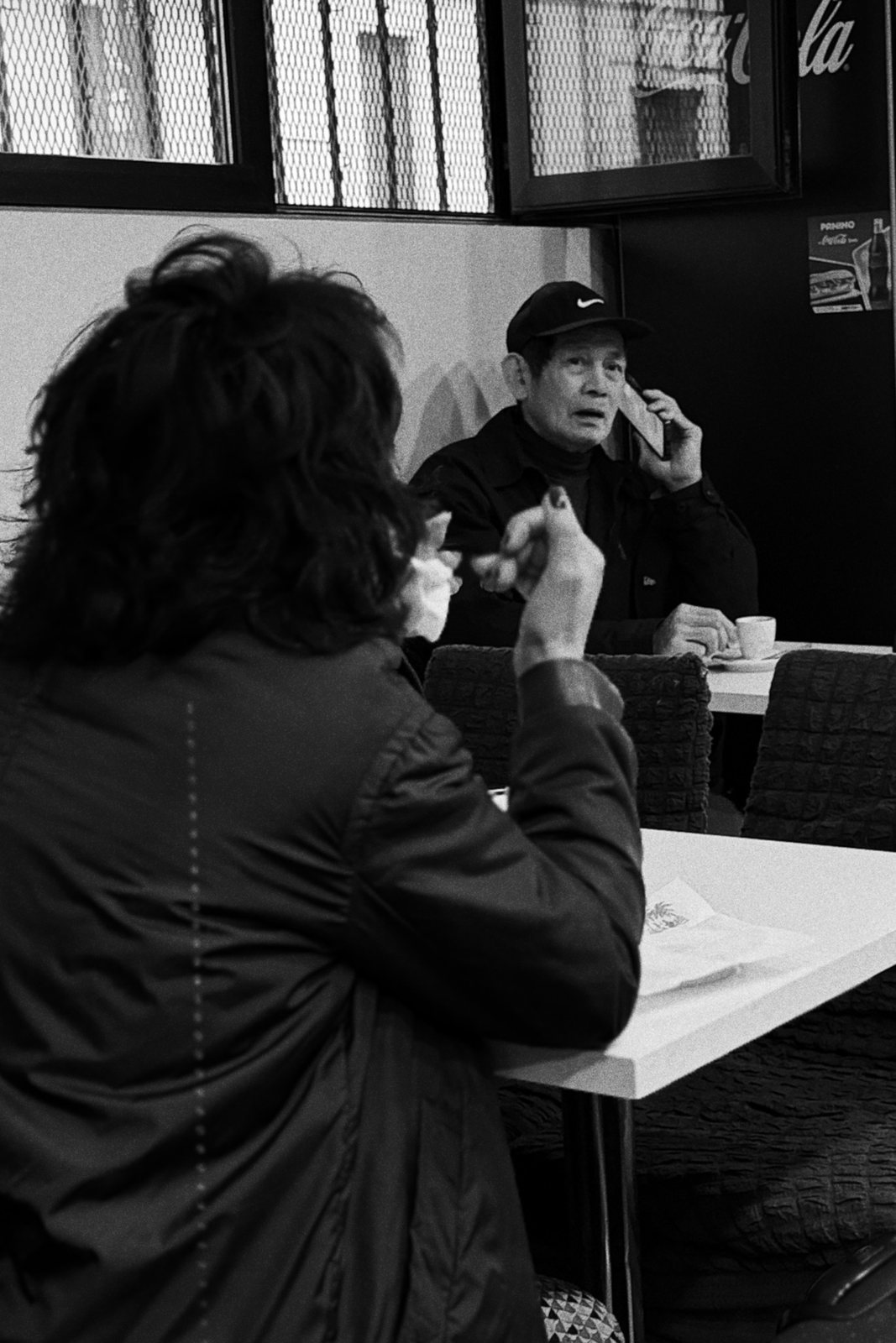 Due persone sedute al tavolino di un bar