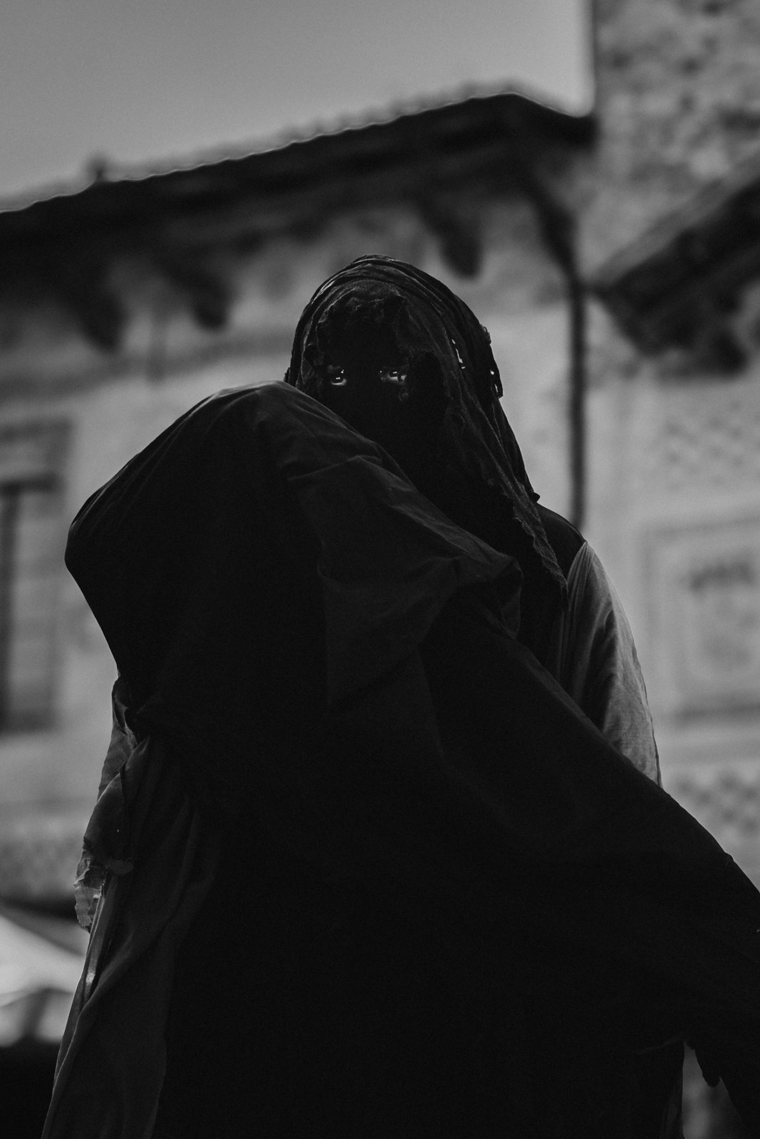 Una figura velata di nero