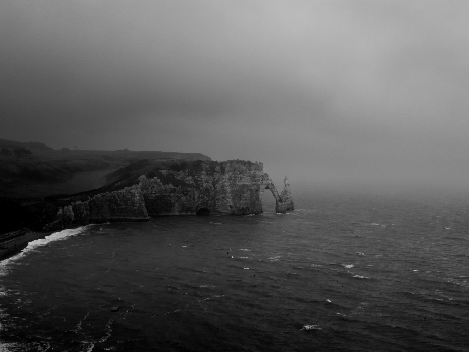 Le scogliere di Étretat nella nebbia