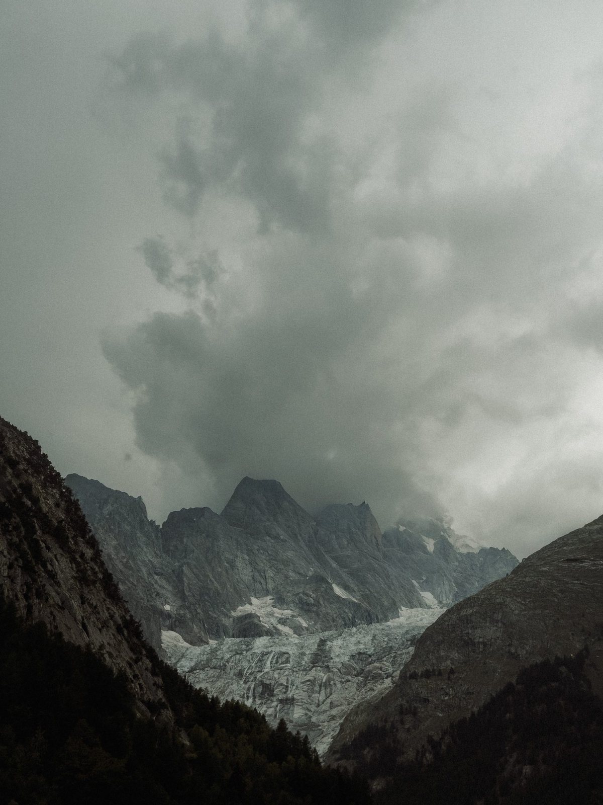 Pareti di roccia tra le nuvole