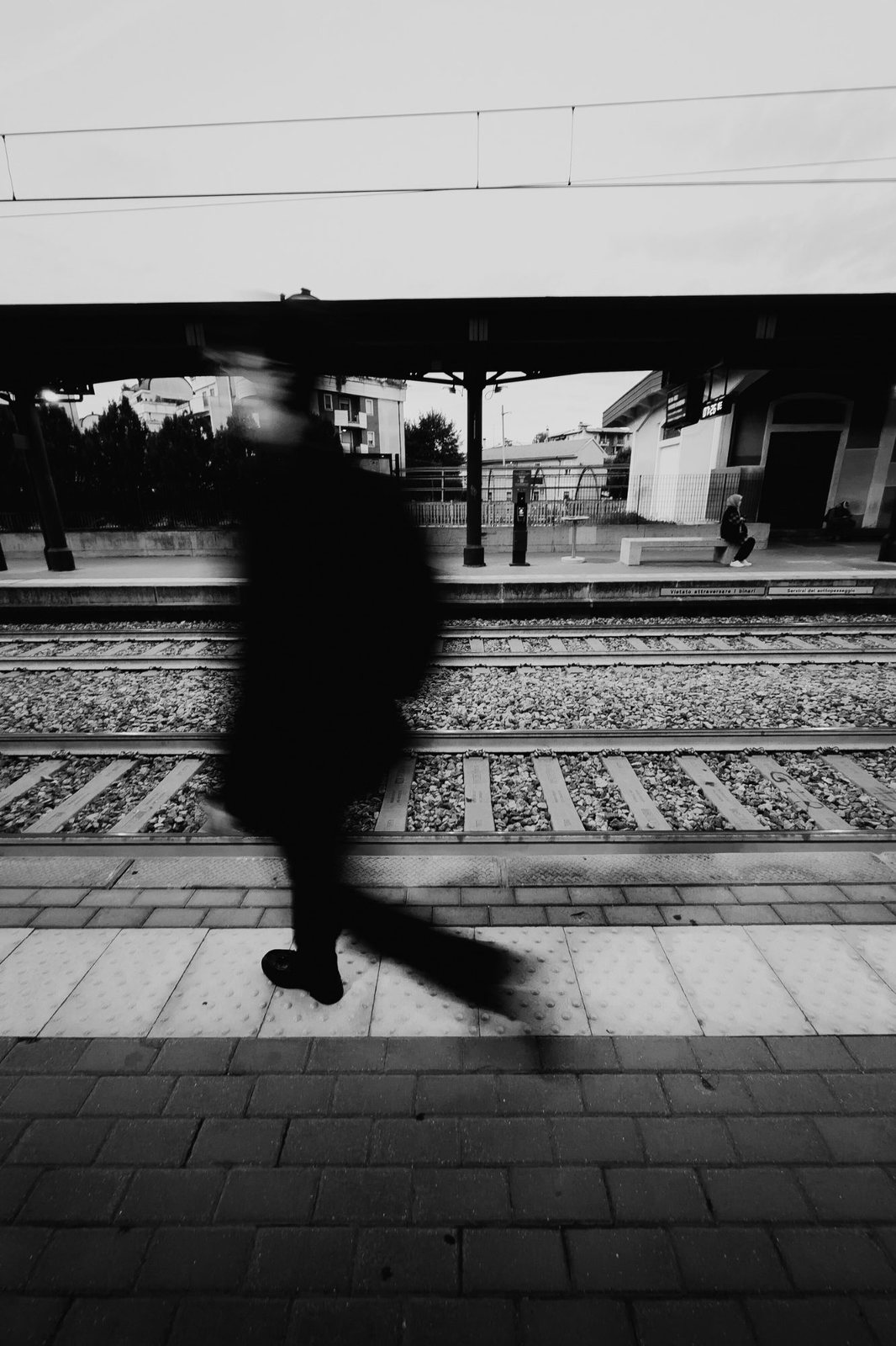 Un passante mosso lungo i binari
