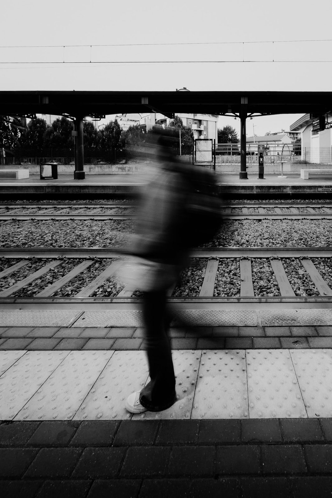 Una persona che cammina veloce sulla banchina