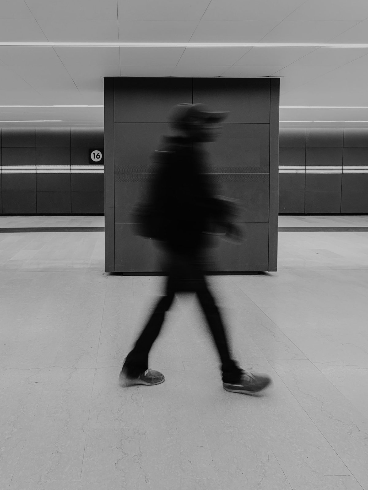 Un passante mosso in un sottopasso