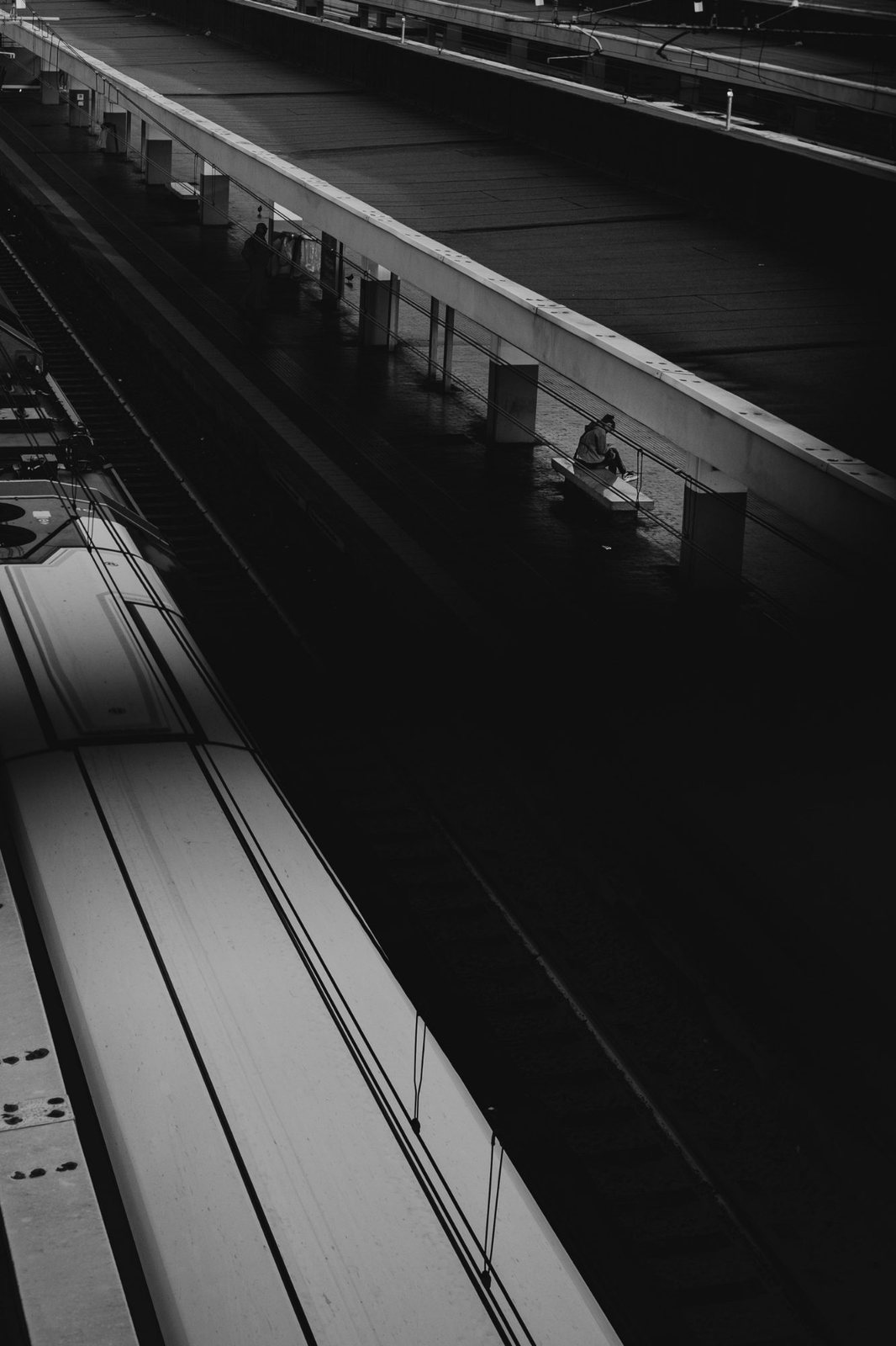 Il tetto di un treno e la banchina dall'alto